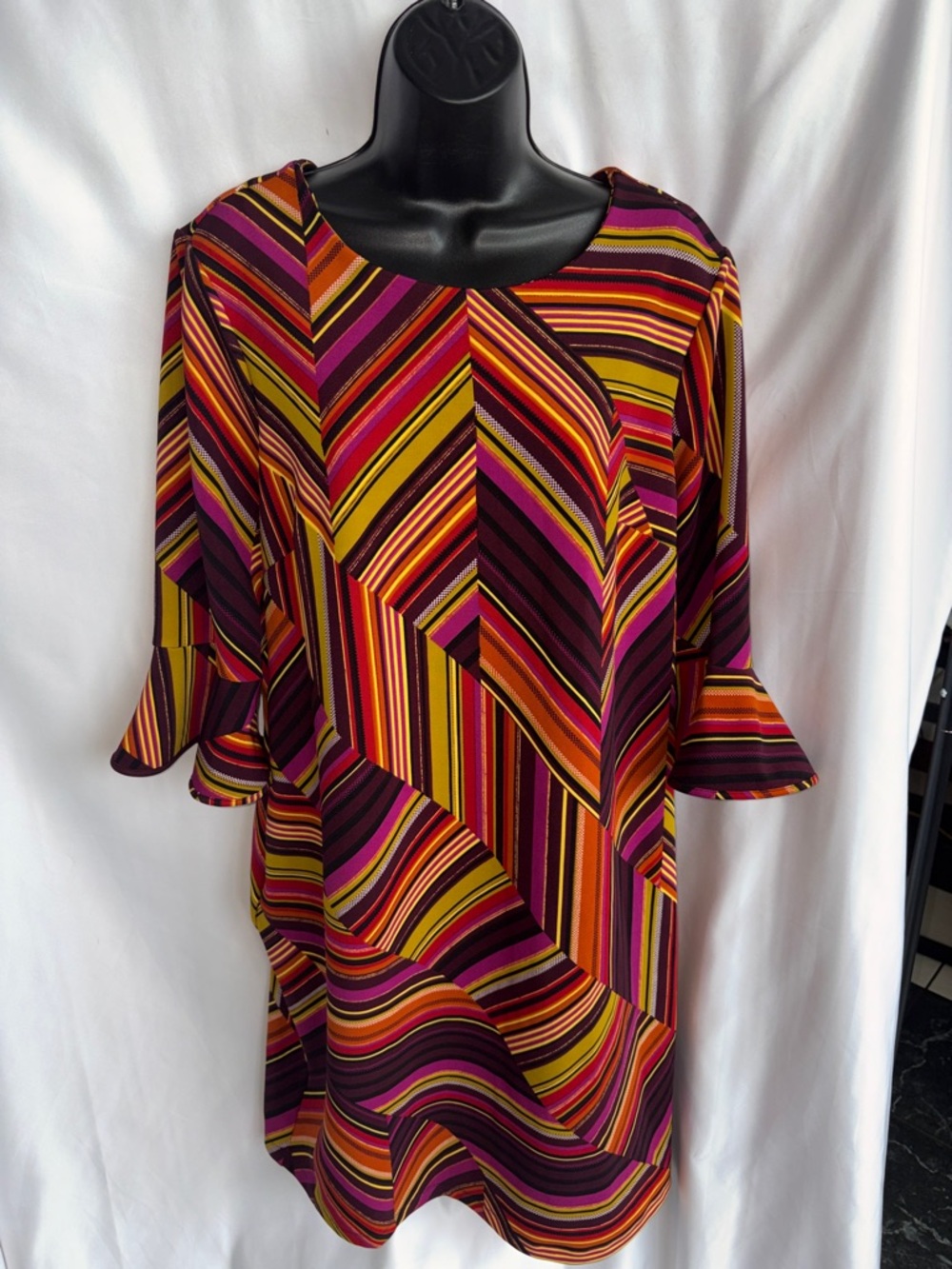 ILE New York stretch dress, vibrant geo shapes, Sz 14, 3/4 sleeve, 20”PTP, 37”L